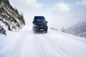 1920 sprinter4x4 - innovation sécuritaire : mercedes-benz rend la conduite des utilitaires encore plus sûre