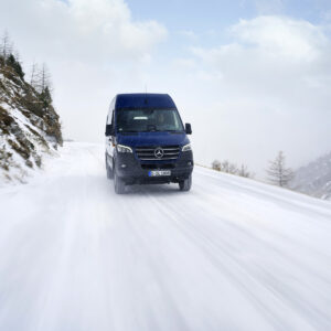 1920 sprinter4x4 - innovation sécuritaire : mercedes-benz rend la conduite des utilitaires encore plus sûre