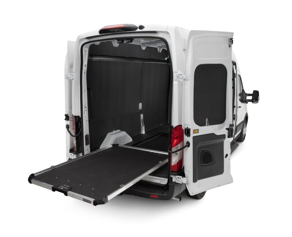 Cargoglide 1000 transit angled open - découvrez le nouveau plateau coulissant cargoglide de decked : une révolution dans le monde des plateaux utilitaires!