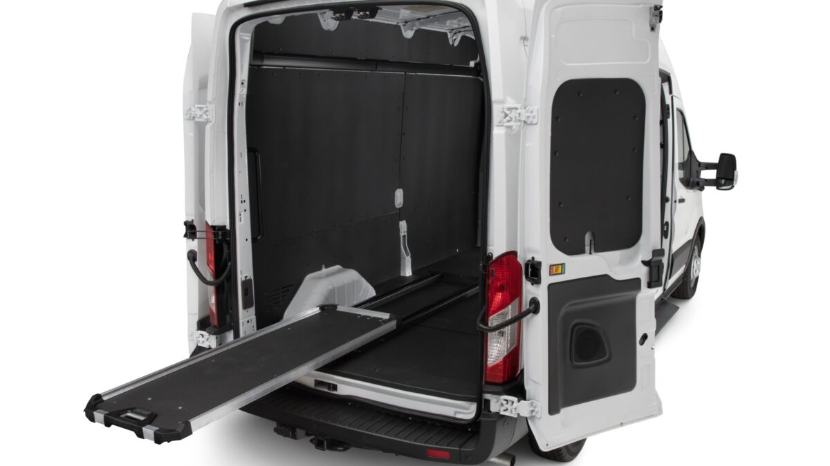 Cargoglide 600 transit angled left closed - découvrez le nouveau plateau coulissant cargoglide de decked : une révolution dans le monde des plateaux utilitaires!