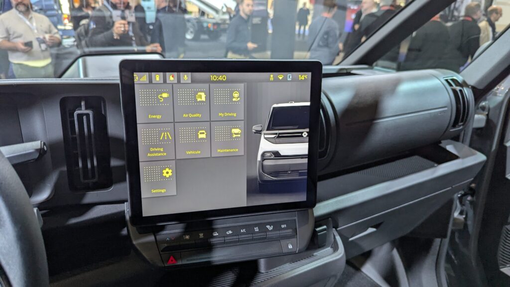 Renault trafic e tech solutrans 2025 14 - salon solutrans 2025 : nous sommes montés à bord du nouveau renault trafic van e-tech electric