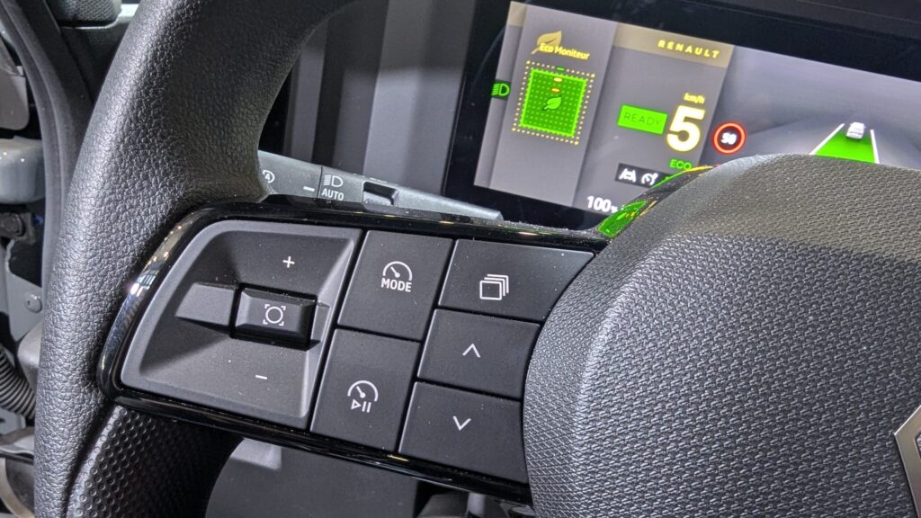 Renault trafic e tech solutrans 2025 15 - salon solutrans 2025 : nous sommes montés à bord du nouveau renault trafic van e-tech electric