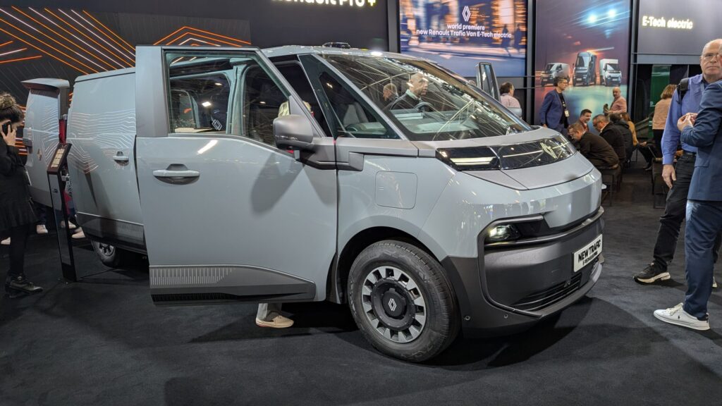 Renault trafic e tech solutrans 2025 16 - salon solutrans 2025 : nous sommes montés à bord du nouveau renault trafic van e-tech electric