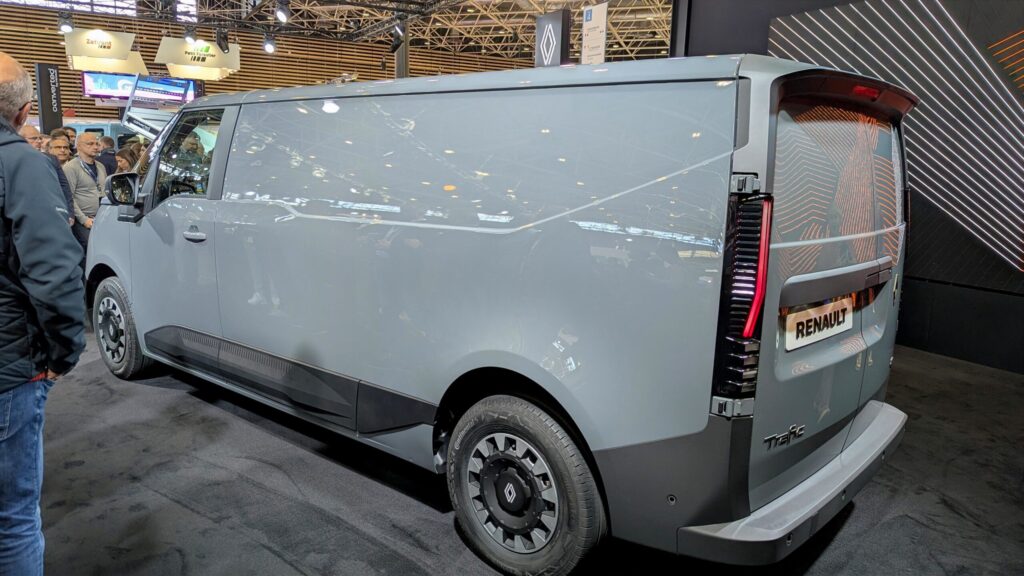Renault trafic e tech solutrans 2025 2 - salon solutrans 2025 : nous sommes montés à bord du nouveau renault trafic van e-tech electric