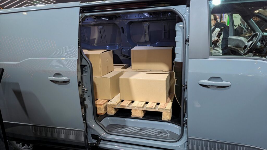 Renault trafic e tech solutrans 2025 3 - salon solutrans 2025 : nous sommes montés à bord du nouveau renault trafic van e-tech electric