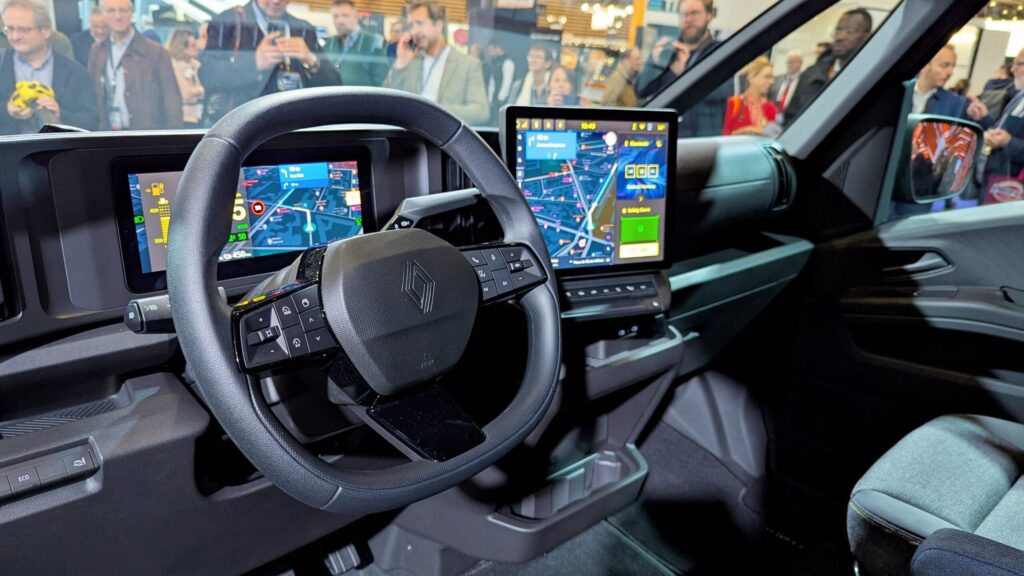Renault trafic e tech solutrans 2025 5 - salon solutrans 2025 : nous sommes montés à bord du nouveau renault trafic van e-tech electric