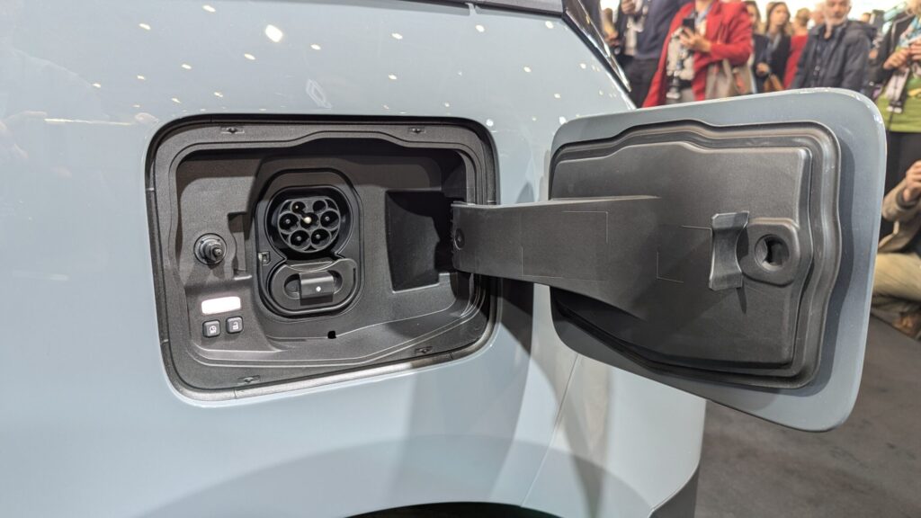 Renault trafic e tech solutrans 2025 7 - salon solutrans 2025 : nous sommes montés à bord du nouveau renault trafic van e-tech electric