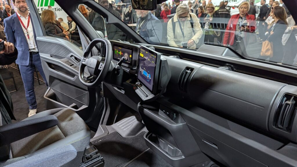 Renault trafic e tech solutrans 2025 8 - salon solutrans 2025 : nous sommes montés à bord du nouveau renault trafic van e-tech electric