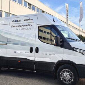 2025 communique de presse iveco accenture - iveco et accenture révolutionnent la sécurité routière avec une nouvelle solution logicielle