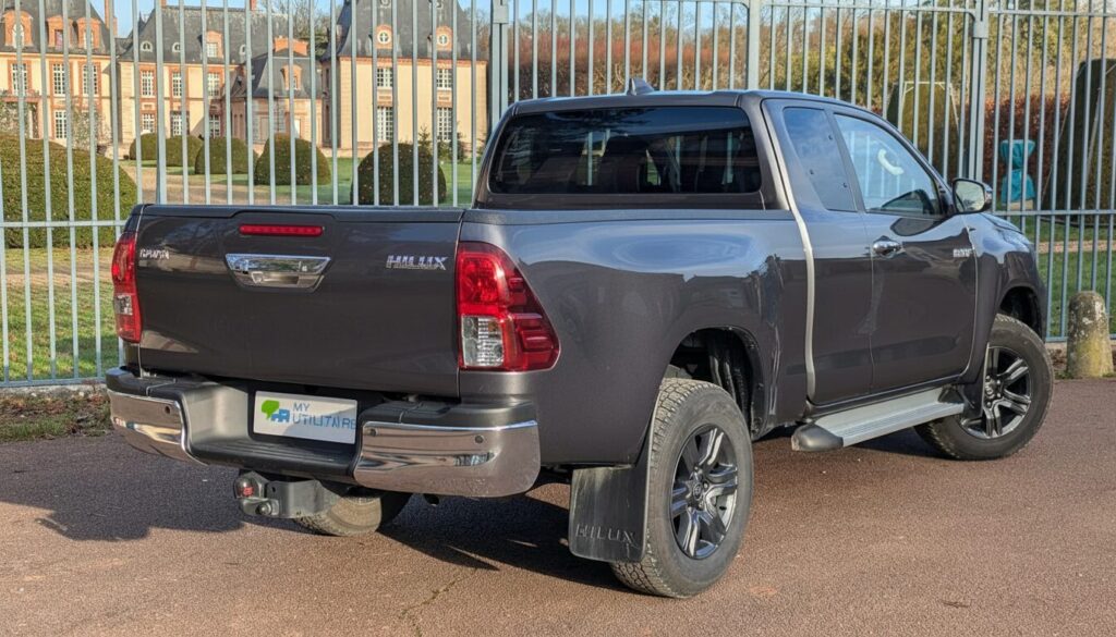 Essai toyota hilux d 4d 13 - essai toyota hilux 4wd 2,8l d-4d légende 2025 : le big boss prend bientôt sa retraite