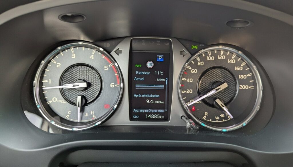 Essai toyota hilux d 4d 16 - essai toyota hilux 4wd 2,8l d-4d légende 2025 : le big boss prend bientôt sa retraite