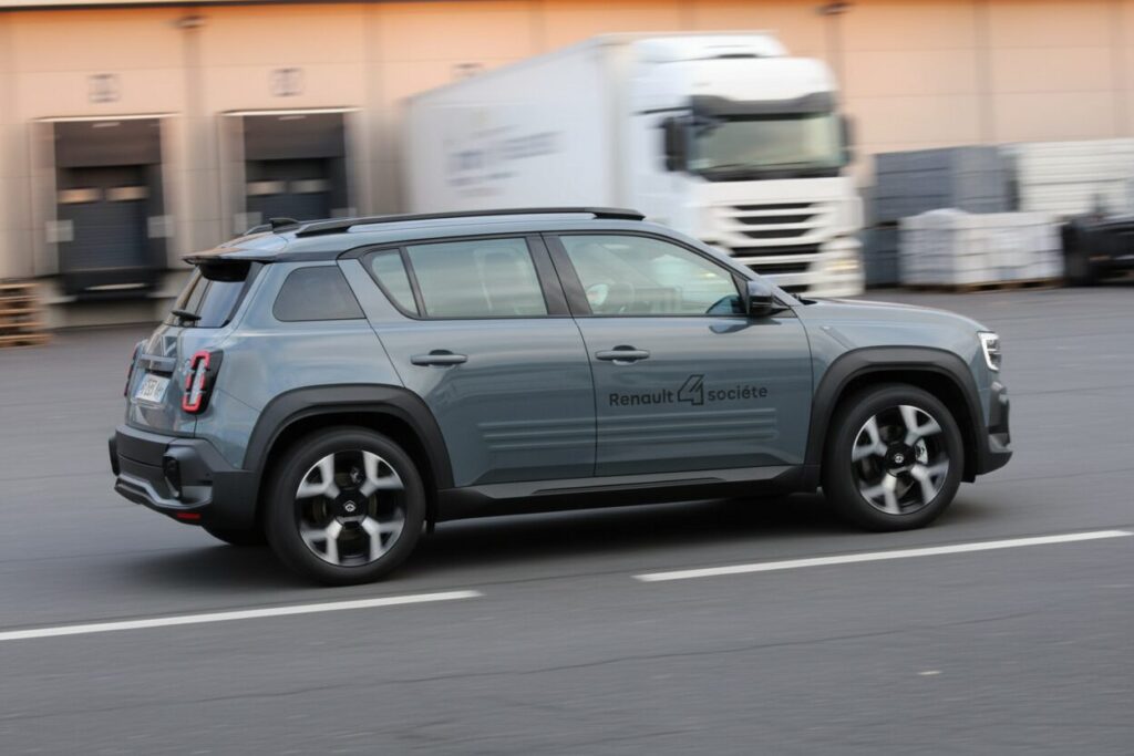Renault4 2 - essai renault 4 société van : une citadine électrique branchée pour les livraisons urbaines