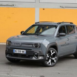 Renault4 3 - essai renault 4 société van : une citadine électrique branchée pour les livraisons urbaines