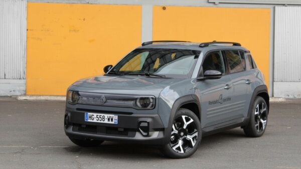 Renault4 3 - essai renault 4 société van : une citadine électrique branchée pour les livraisons urbaines