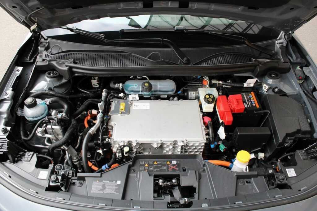 Renault4 7 - essai renault 4 société van : une citadine électrique branchée pour les livraisons urbaines