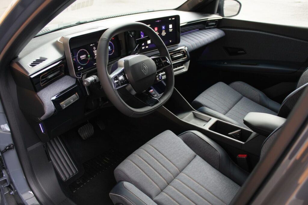 Renault4 8 - essai renault 4 société van : une citadine électrique branchée pour les livraisons urbaines