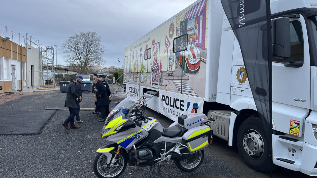 1920 img 8979 - mercedes-benz france unit ses forces avec le club motocycliste de la police nationale pour promouvoir la sécurité routière