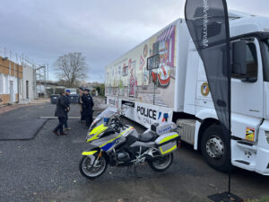 1920 img 8979 - mercedes-benz france unit ses forces avec le club motocycliste de la police nationale pour promouvoir la sécurité routière