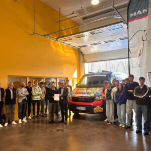 1920 image006 - rallye aïcha des gazelles : un man tge fait la liaison entre éducation et industrie