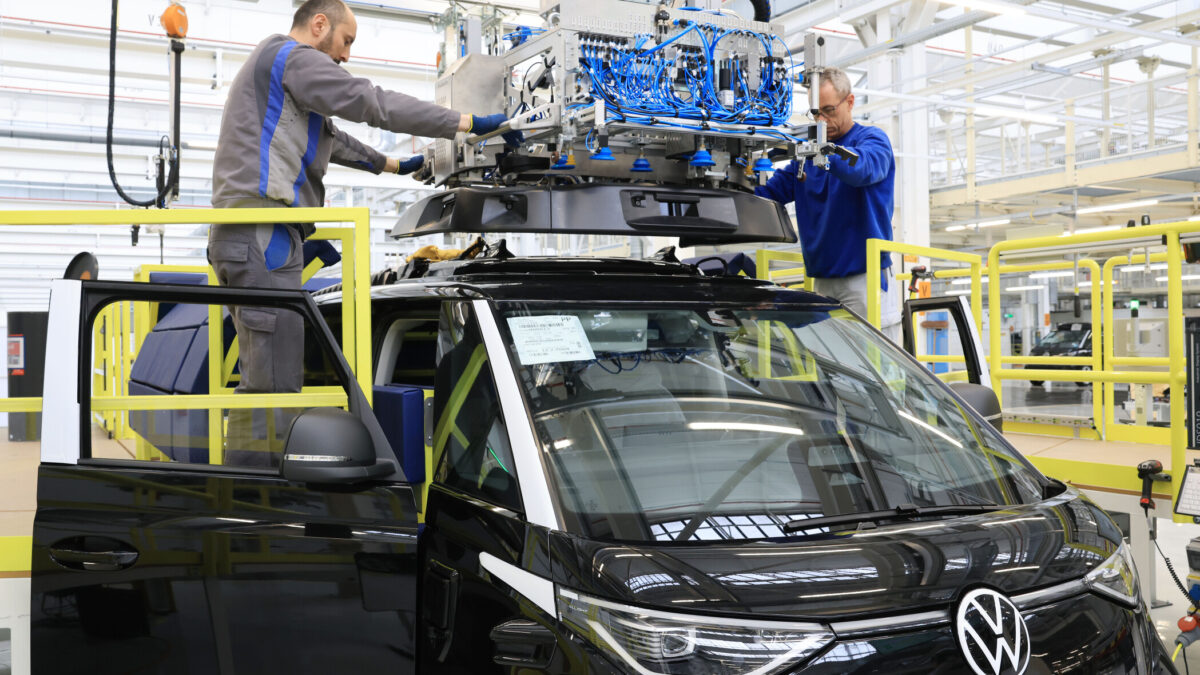 4b0efda99001ff2ead19204fe95285cb 2098x1399 1 - célébration des 70 ans de l'usine de hanovre : un héritage et un avenir électrisant!