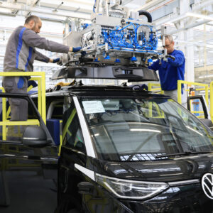 4b0efda99001ff2ead19204fe95285cb 2098x1399 1 - célébration des 70 ans de l'usine de hanovre : un héritage et un avenir électrisant!