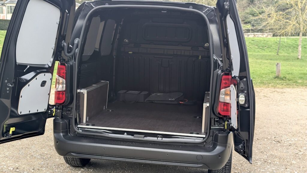 Essai opel combo 8 - essai opel combo cargo xl électrique : l’ami des professionnels en milieu urbain