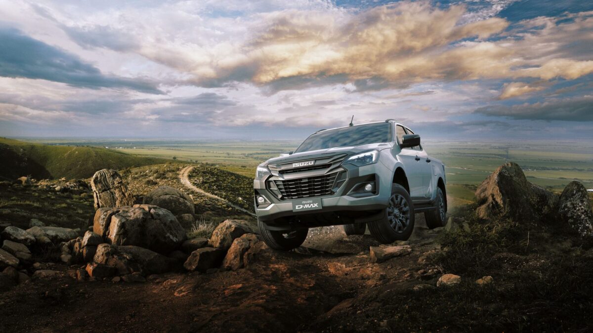 26my isuzu d max 7 eu lhd crew rbe g rr copy 2048x1075 1 - isuzu competition d-max : pourquoi le pick-up s’invite sur circuit et ce que ça change vraiment