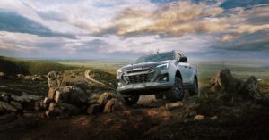26my isuzu d max 7 eu lhd crew rbe g rr copy 2048x1075 1 - isuzu competition d-max : pourquoi le pick-up s’invite sur circuit et ce que ça change vraiment