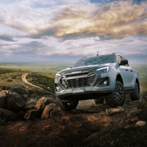 26my isuzu d max 7 eu lhd crew rbe g rr copy 2048x1075 1 - isuzu competition d-max : pourquoi le pick-up s’invite sur circuit et ce que ça change vraiment