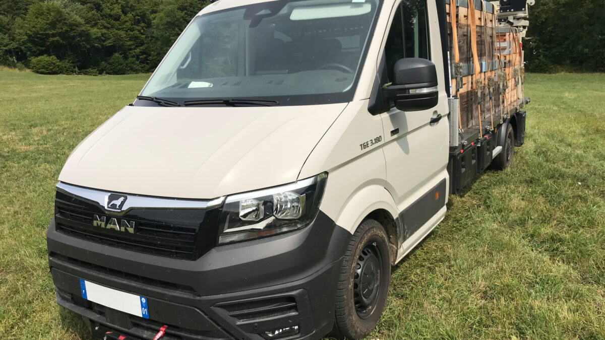 Man tge 3. 180 4x4 plateau équipé pour le transport de ruches, utilisé par le rucher pédagogique de châtillon-sur-chalaronne dans l'ain
