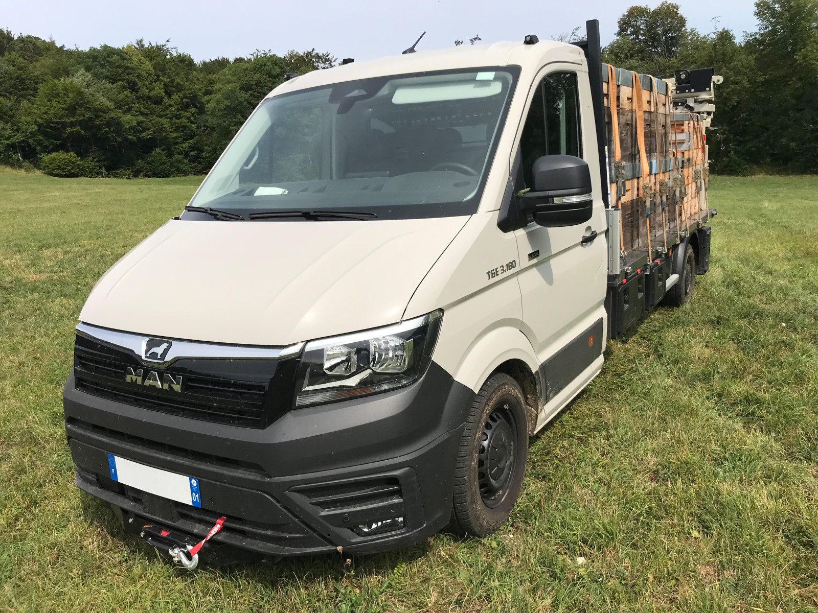 Man tge 3. 180 4x4 plateau équipé pour le transport de ruches, utilisé par le rucher pédagogique de châtillon-sur-chalaronne dans l'ain
