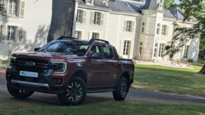 Ford ranger devant chateau face avant