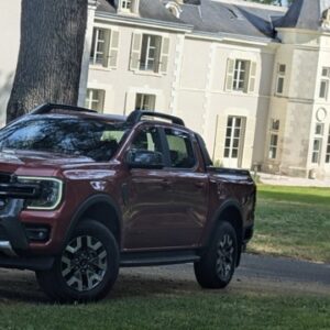 Ford ranger devant chateau face avant
