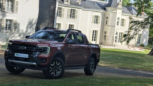 Ford ranger devant chateau face avant