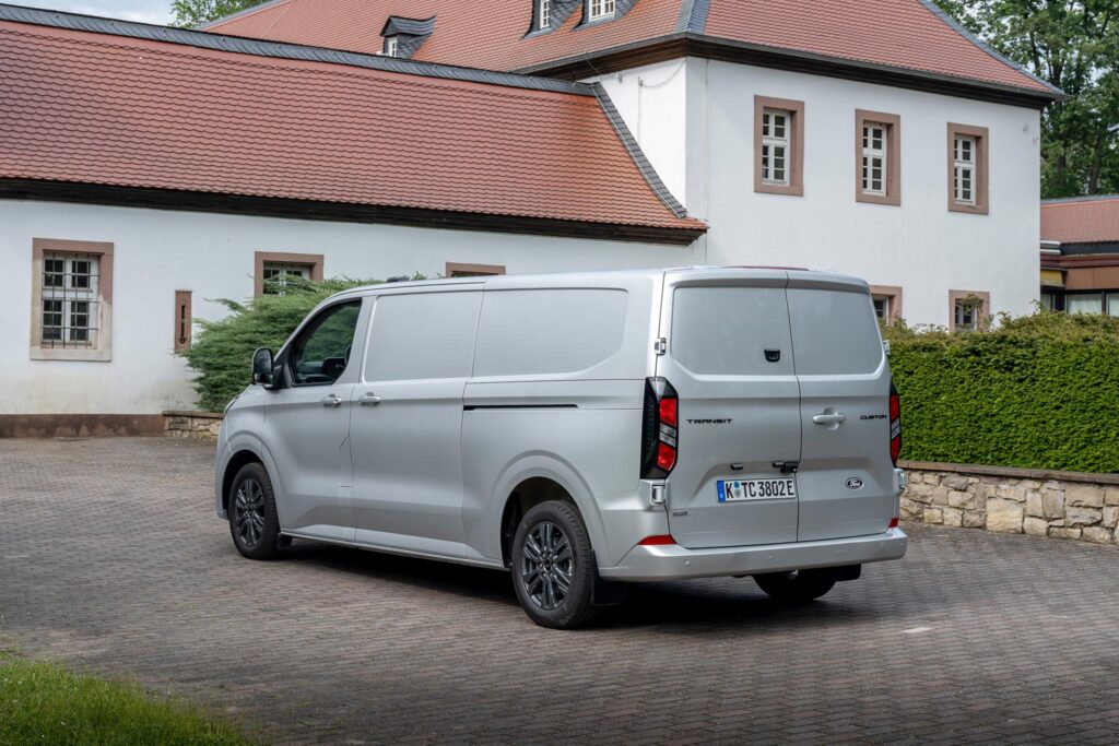 Fordtransitcustom limited van multicab moondust silver 5 low - ford transit custom phev : le fourgon hybride rechargeable a-t-il un intérêt pour votre tpe-pme?