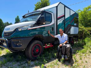 2026 communique de presse iveco diego gastaldi photo - iveco embarque diego gastaldi pour un tour d'europe au volant d'un daily 4x4