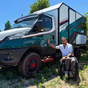 2026 communique de presse iveco diego gastaldi photo - iveco embarque diego gastaldi pour un tour d'europe au volant d'un daily 4x4