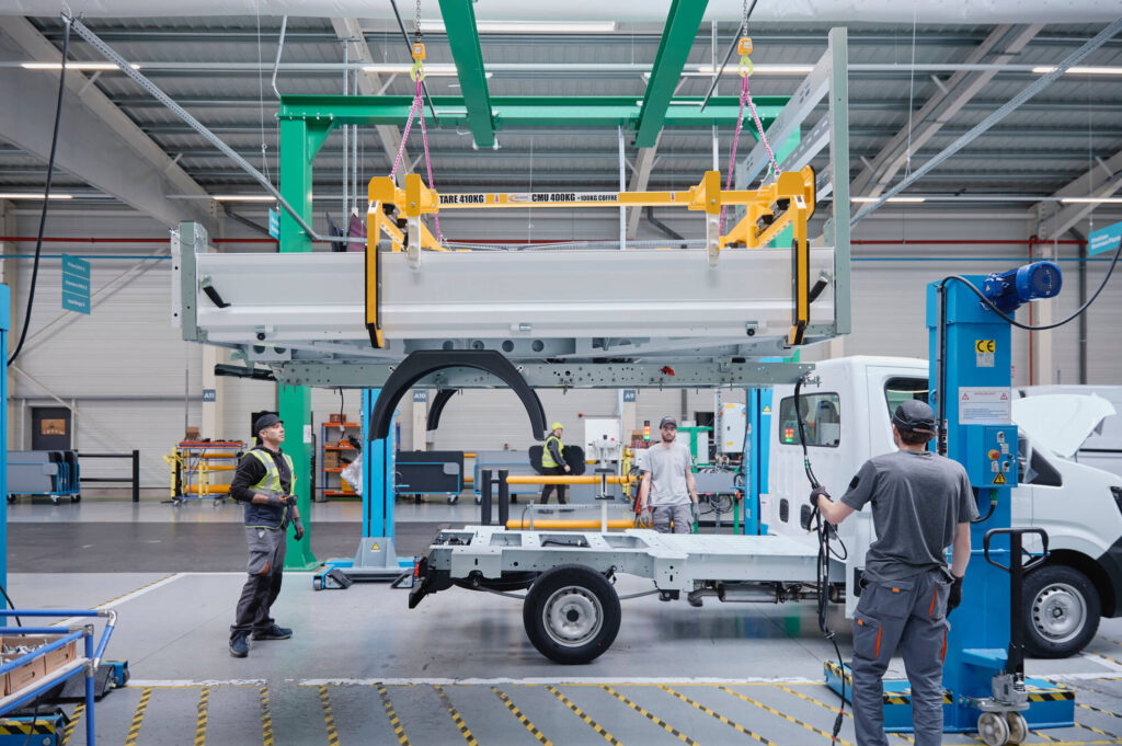 Atelier converted by renault a lusine de batilly france - « converted by renault » : la conversion d'utilitaire passe en mode usine